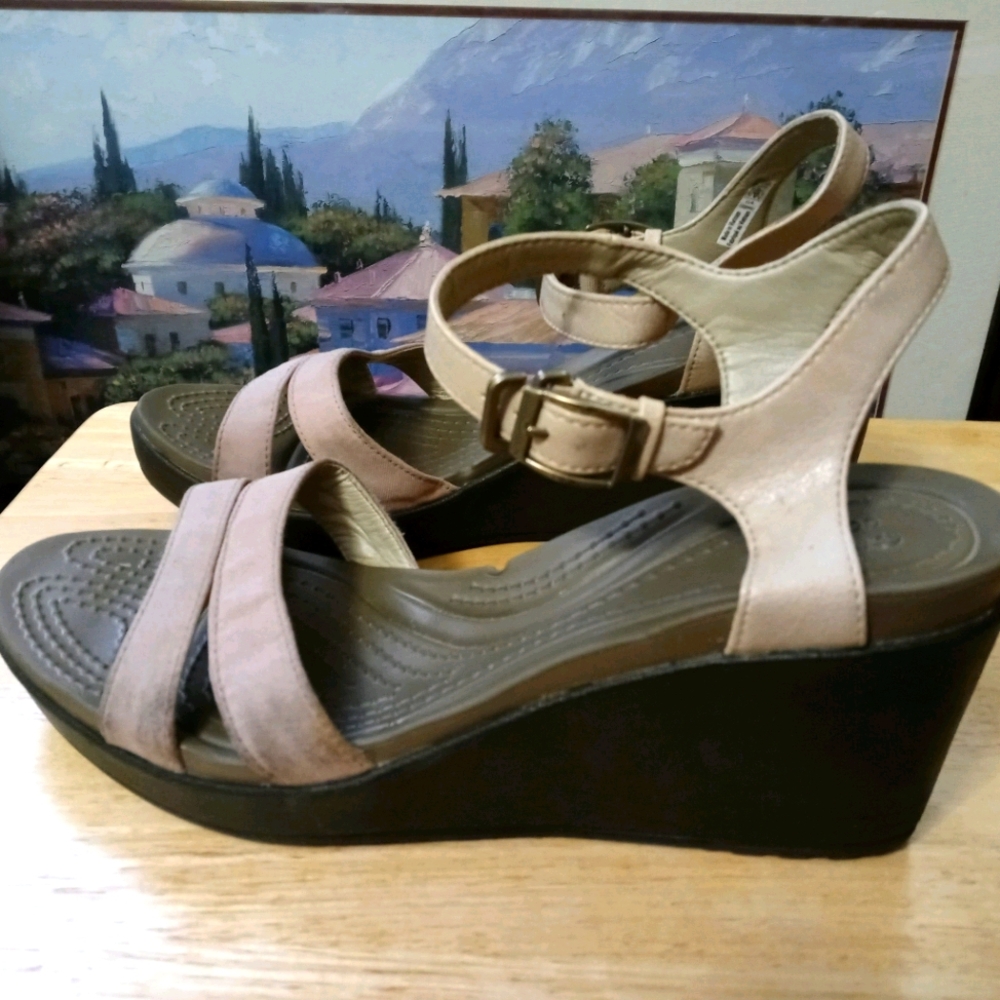 👡👡 CROCS FASHIONABLE SANDALS 🐢🐢A FABULOUS GIFT 🎁 GIVING.